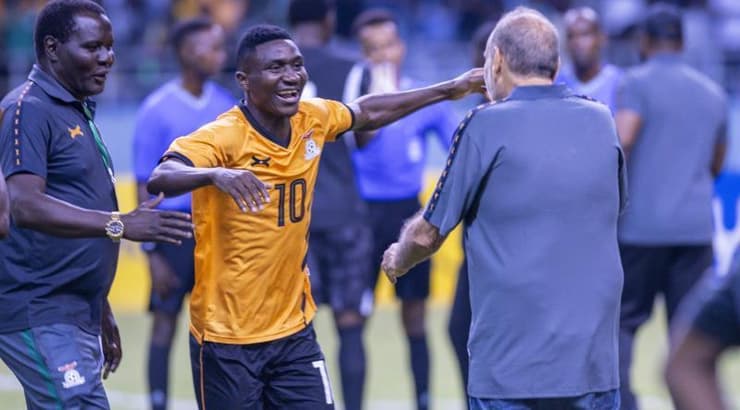 אברהם גרנט חוגג עם קינגס קאנגווה (ההתאחדות הזמבית) אברהם גרנט חוגג עם קינגס קאנגווה