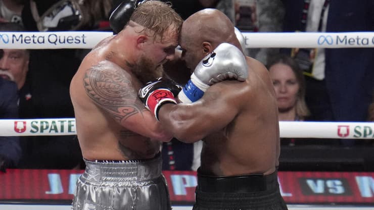 ג'ייק פול ומייק טייסון בקרב שהועבר בנטפליקס, הלילה (צילום: AP Photo/Julio Cortez) ג'ייק פול ומייק טייסון בקרב שהועבר בנטפליקס, הלילה