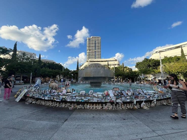סטיקרים בכיכר דיזנגוף ועל עמוד באחד מרחובות תל אביב (צילום: באדיבות "מדביקים זיכרון") סטיקרים בכיכר דיזנגוף ועל עמוד באחד מרחובות תל אביב