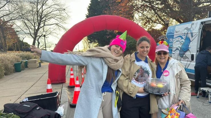 אלה, יולי ורז - אשתו ובנותיו של החטוף אוהד בן עמי