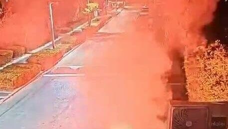 ירי התאורה שבוצע על ביתו של בנימין נתניהו בקיסריה (צילום: ממצלמות האבטחה) ירי התאורה שבוצע על מעונו של בנימין נתניהו בקיסריה