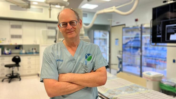 נחת בנתב"ג יומיים אחרי 7 באוקטובר כדי לסייע. פרופ' ברדלי שטראוס (צילום: המרכז הרפואי העמק) פרופ' ברדלי שטראוס