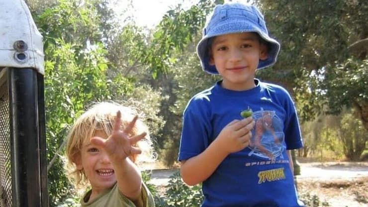 בני הדודים גל איזנקוט וסרן יוגב פזי ז"ל שנהרגו במלחמת חרבות ברזל בתמונות ילדות יחדיו