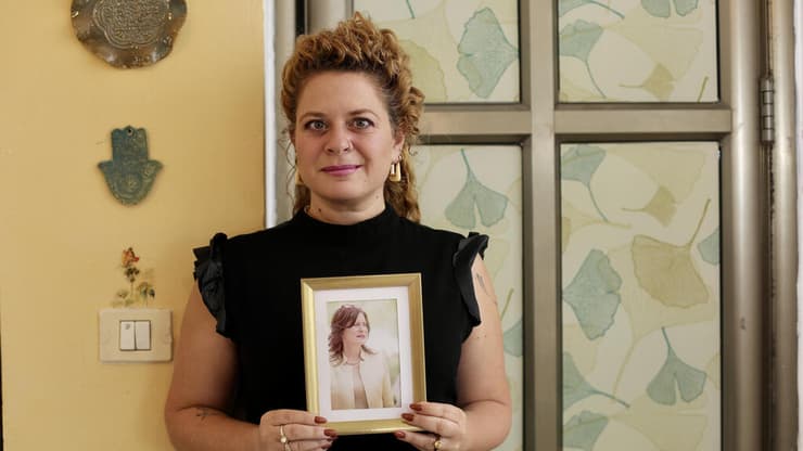 תהילה זר שור מחזיקה את תמונת אמה אירית ז"ל. "הקלות שבה היא נהרגה מתסכלת״ (צילום: גיל יוחנן ) תהילה זר שור