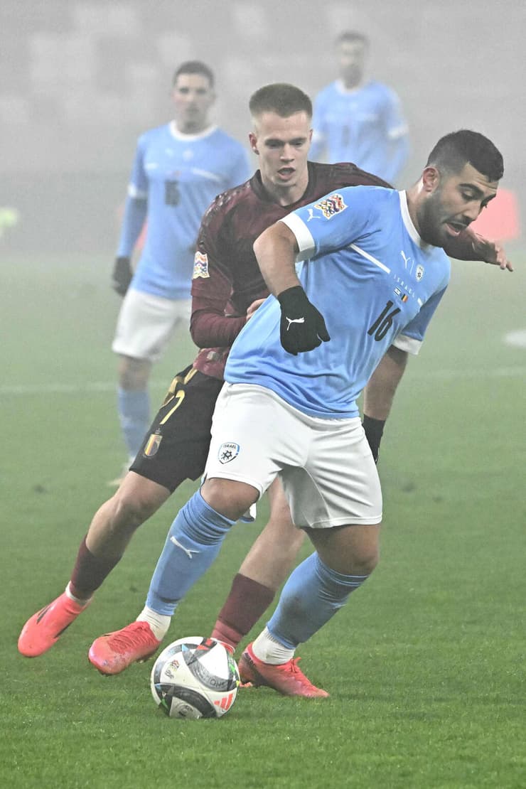 הכי קרוב לבעל הבית במגרש. אבו פאני (Attila KISBENEDEK / AFP) שחקן נבחרת ישראל מוחמד אבו פאני