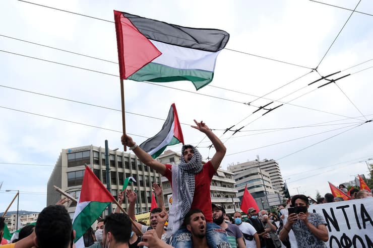 הפגנה פרו פלסטינית ליד שגרירות ישראל באתונה, ארכיון (צילום: Alexandros Michailidis / Shutterstock.com) הפגנה פרו פלסטינית ליד שגרירות ישראל באתונה, ארכיון