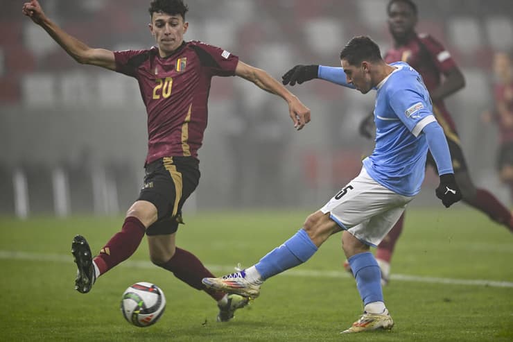 גלוך מול אמין אל דאקיל ובלגיה, השבוע (צילום: AP Photo/Denes Erdos) ישראל בלגיה ליגת האומות אוסקר גלוך