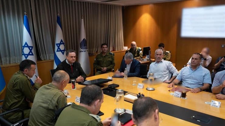 השר כ"ץ עם ראשי מערכת הביטחון (צילום: אריאל חרמוני, משרד הביטחון) שר הביטחון ישראל כ"ץ מקיים כעת הערכת מצב ביטחונית בנושא השבויים והנעדרים עם הרמטכ"ל רב-אלוף הרצי הלוי, ראש המוסד דדי ברנע, ראש השב"כ רונן בר, מנכ"ל משרד הביטחון אלוף (מיל') אייל זמיר