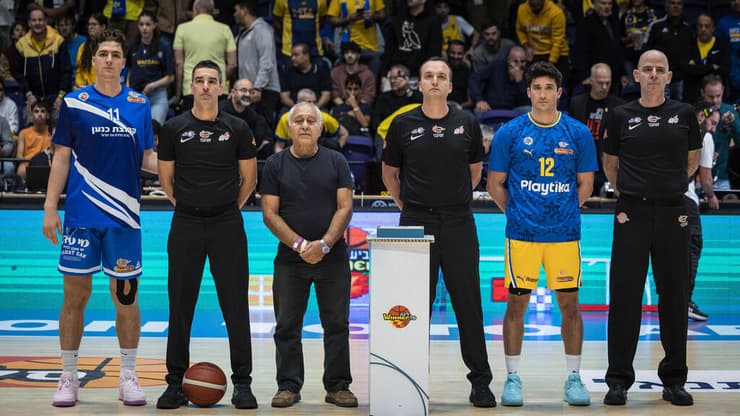 כרמל עידן, אביו של רועי עידן ז"ל, בטקס לזכרו עם ג'ון דיברתולומיאו ואדם אריאל (צילום: עוז מועלם) כרמל עידן, אביו של רועי עידן ז"ל, בטקס לזכרו לפני גמר גביע ווינר עם שחקן מכבי ת"א ג'ון דיברתולומיאו ושחקן מכבי ר"ג אדם אריאל