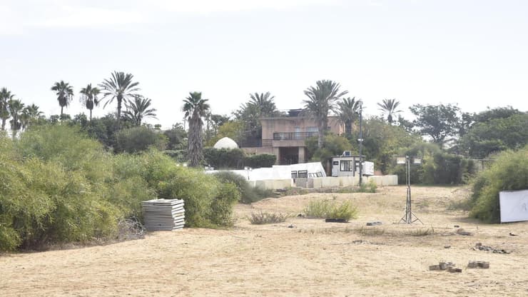 הדיונות מהן ככ"נ השליכו החשודים פצצות התאורה לבית ראש הממשלה בקיסריה