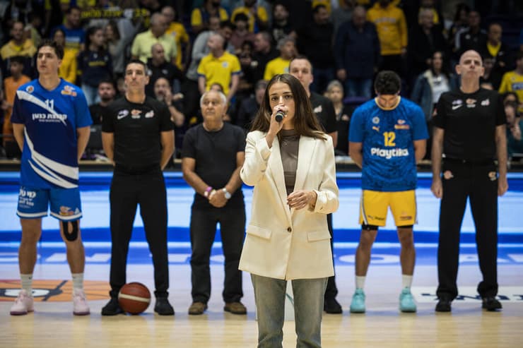 מיכל גרינגליק, אחותו של סרן שאולי גרינגליק ז"ל (צילום: עוז מועלם) כרמל עידן, אביו של רועי עידן ז"ל, בטקס לזכרו לפני גמר גביע ווינר עם שחקן מכבי ת"א ג'ון דיברתולומיאו ושחקן מכבי ר"ג אדם אריאל, מיכל גרינגליק, אחותו של סרן שאולי גרינגליק ז"ל