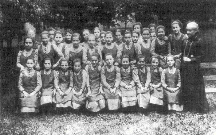 ברטה פפנהיים עם ילדות במוסד לבנות יהודיות יתומות