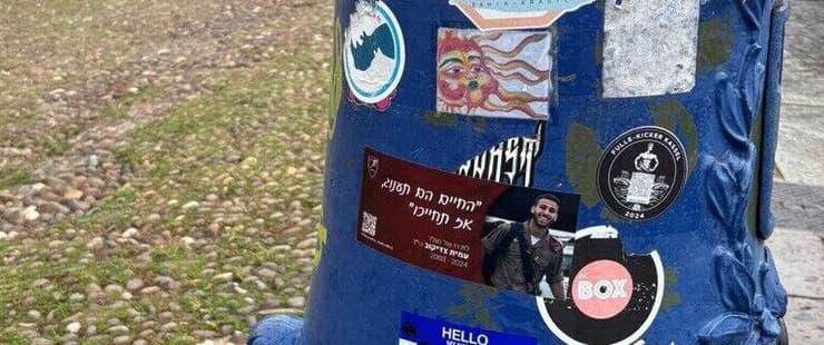 סטיקרים לזכר הנופלים בטרנטו, איטליה   