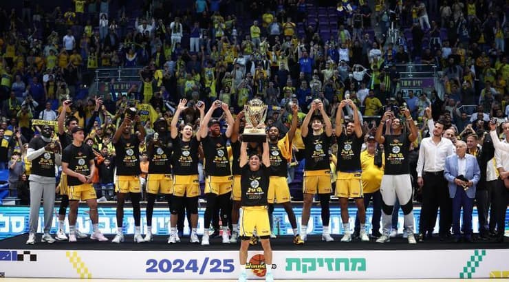 שחקני מכבי תל אביב מניפים את גביע ווינר