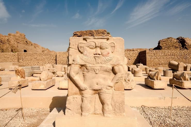 דמותו של האל המצרי בס