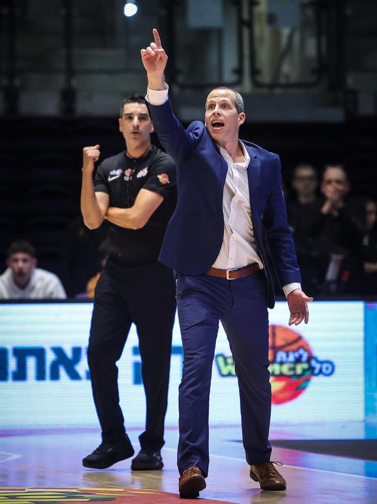 מאמן מכבי ר"ג שמוליק ברנר