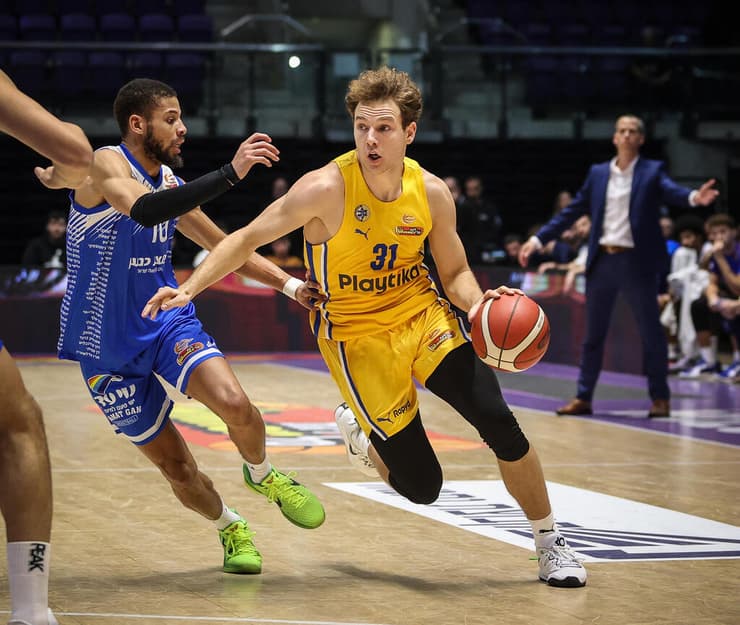 "אנחנו לא בתקופה הכי טובה, אבל הדרך ארוכה". יוקובאיטיס (צילום: עוז מועלם) שחקן מכבי ת"א רוקאס יוקובאיטיס מול שחקן מכב ר"ג קנדל מקולום