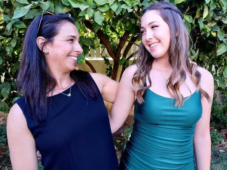 קולה של אמא. מימין: נעמה עם אמה - "למצוא את הכוחות הפנימיים מחדש" (צילום: באדיבות המשפחה) נעמה לוי (חטופה בעזה) ואמה ד"ר איילת שחר לוי