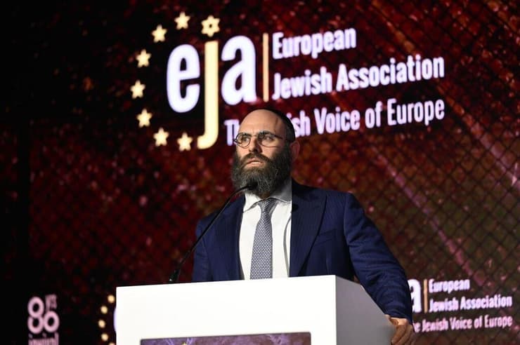 הרב מרגולין נואם בכנס