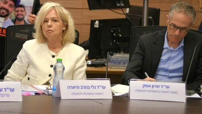 אפק לצד היועמ"שית באחד הדיונים בכנסת ב-2024 (צילום: רפי קוץ) גלי בהרב מיארה בוועדת החוקה של הכנסת