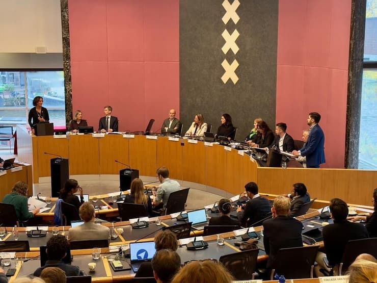 "כשהתחילו לתקוף אותי אמרתי - זה מי שאני,ואני לא מתבייש". איתי גרמי בישיבת מועצה באמסטרדם איתי גרמי בישיבת מועצה באמסטרדם