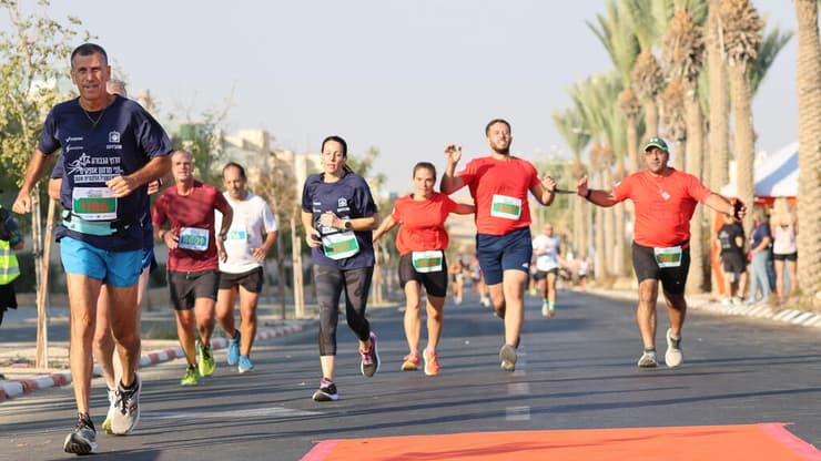 מתנדב ועיוור מ"קשר עין" בעיצומו של מרוץ הגבורה באופקים