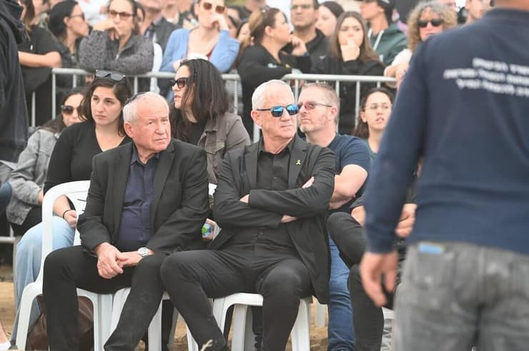 גנץ ודיכטר בהלוויה (צילום: הרצל יוסף) הלווייתו של סרן יוגב פזי ז"ל