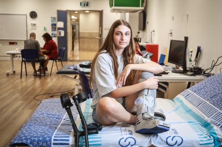 "אני יודעת שאני יכולה להתמודד עכשיו עם כל דבר שיקרה לי". ליזה בזרניק (צילום: אביגיל עוזי) ליזה בזרניק נפצעה מפצמ"ר בקריית שמונה