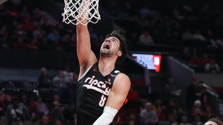 יאנג רק מסתכל על אבדיה מטביע