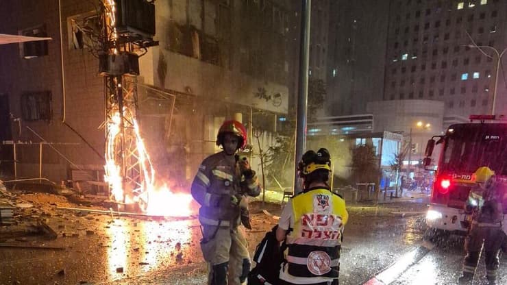 שריפה ברמת גן בעקבות פגיעה ישירה של טיל חיזבאללה