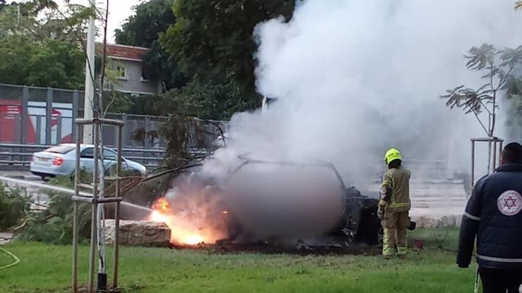 זירת הפיצוץ בפתח תקווה (צילום: תיעוד מבצעי מד"א ) תיעוד מזירת פיצוץ כלי הרכב בפתח תקווה