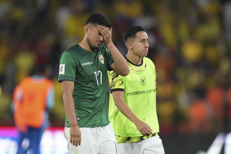 בחוץ זה סיפור אחר. אדליד טראסאס מאוכזב אחרי התבוסה לאקוודור (צילום: AP Photo/Dolores Ochoa) בחוץ זה סיפור אחר. אדליד טראסאס מאוכזב אחרי התבוסה לאקוודור