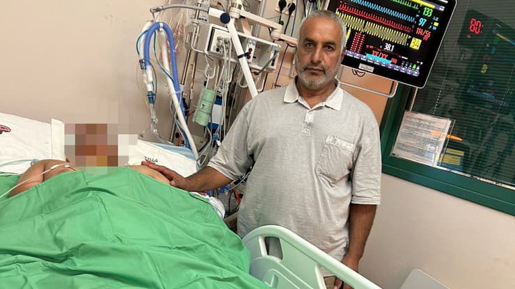 הנער בן ה-14 שנפצע קשה מירי בבית החולים, ולצידו אביו הנער בן ה-14 שנפצע קשה מירי בתל שבע