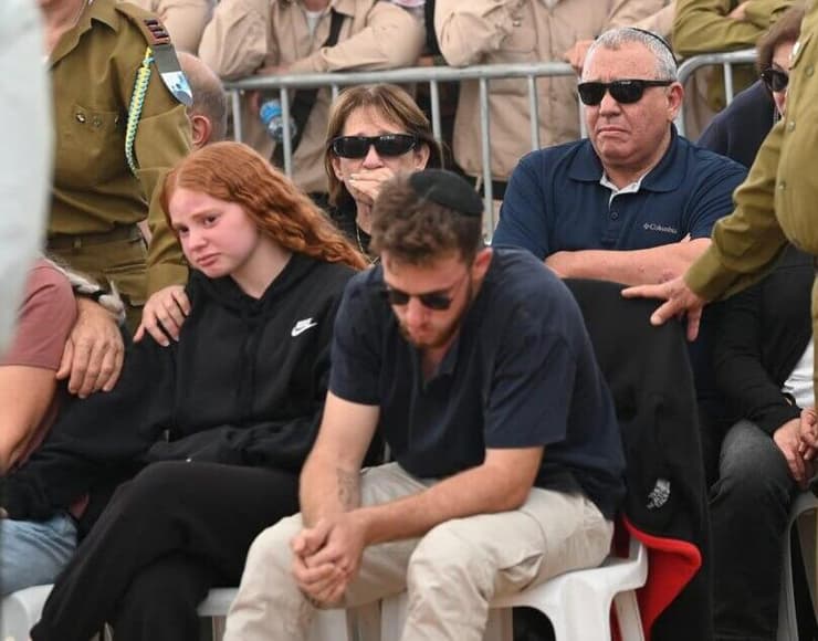 אייזנקוט ומשפחתו בהלווייתו של סרן יוגב פזי ז"ל (צילום: הרצל יוסף) הלווייתו של סרן יוגב פזי ז"ל