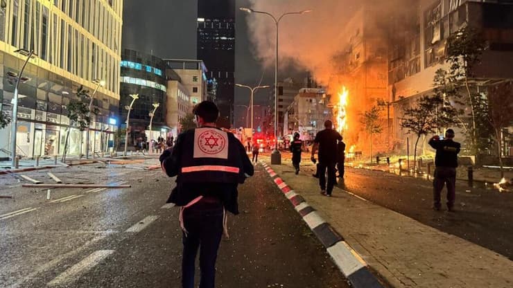 שריפה ברמת גן בעקבות פגיעה ישירה של טיל חיזבאללה