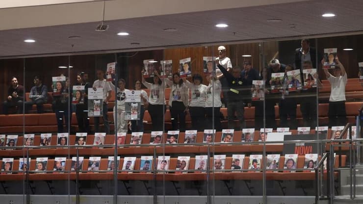 מהמסמכים עולה: נתניהו שומר לעצמו את רוב ההחלטות למשבר החטופים (צילום: אלכס קולומויסקי) משפחות החטופים בדיון 40 חתימות במליאת הכנסת