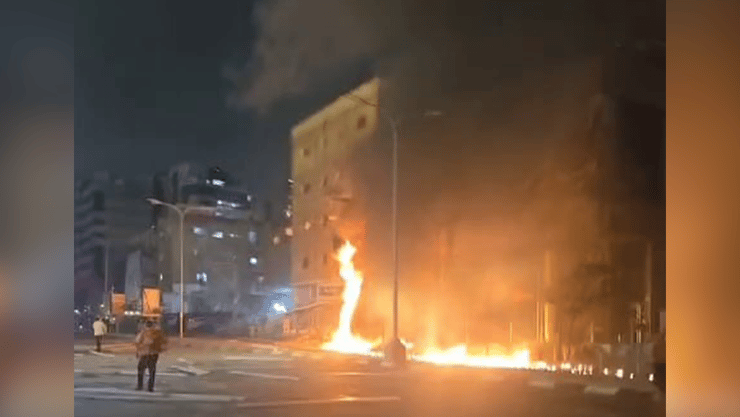 שריפה ברמת גן בעקבות פגיעה ישירה של טיל חיזבאללה