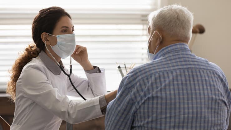 חולים מבוגרים חשופים יותר למחלות בעת שהותם במוסדות הבריאות (צילום: Shutterstock) טיפול רפואי