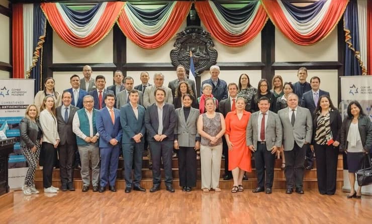 משתתפי הוועידה בקונגרס של קוסטה ריקה עם מחוקקים מאמריקה הלטינית (צילום: Jorge Duran / CAM) משתתפי הוועידה בקונגרס של קוסטה ריקה עם מחוקקים מאמריקה הלטינית