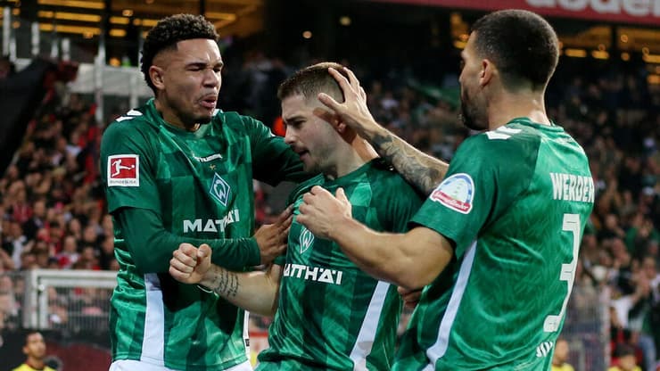 שחקני ורדר ברמן חוגגים (צילום: REUTERS/Cathrin Mueller ) שחקני ורדר ברמן חוגגים