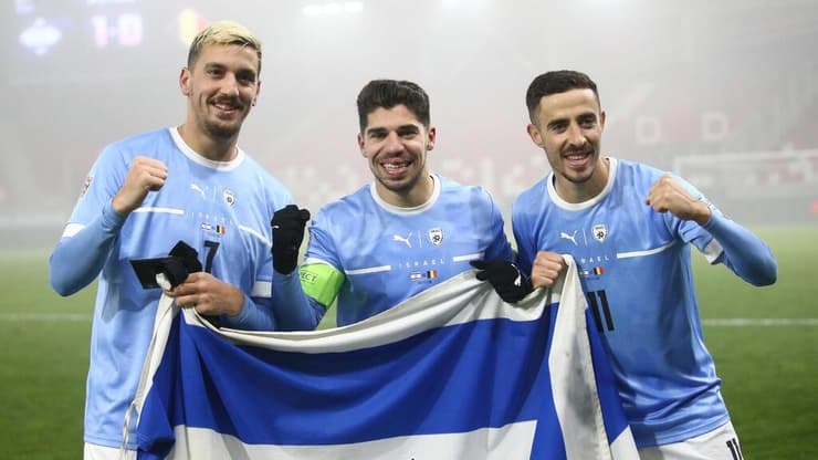 שחקן נבחרת ישראל מנור סולומון עם דולב חזיזה, ירדן שועה