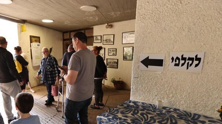 "אנחנו צריכים מנהיג". הקלפי בשער הנגב (צילום: גדי קבלו) נערכים לבחירות לרשויות המקומיות בעוטף עזה