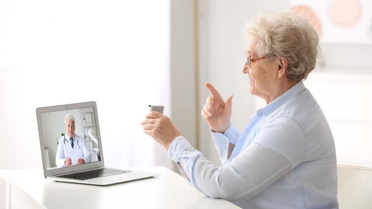 בזמן מגפת הקורונה, הרפואה הדיגיטלית אפשרה לחולים לקבל טיפול מהבית, ובכך הפחיתה את פוטנציאל התפשטות הנגיף (צילום: Shutterstock) טיפול רפואי מרחוק