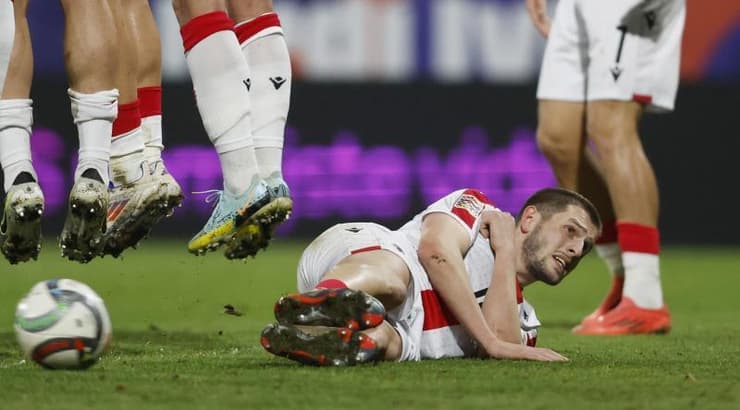 הכדור החופשי עובר מתחת לחומה הגיאורגית (רויטרס) הכדור החופשי עובר מתחת לחומה הגיאורגית