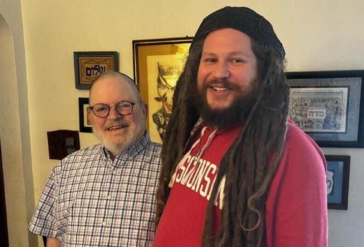 הרב פיטר מהלר (משמאל) לצד בנו זכריה (צילום: מתוך הרשתות החברתיות) הרב מהלר ובנו זכריה