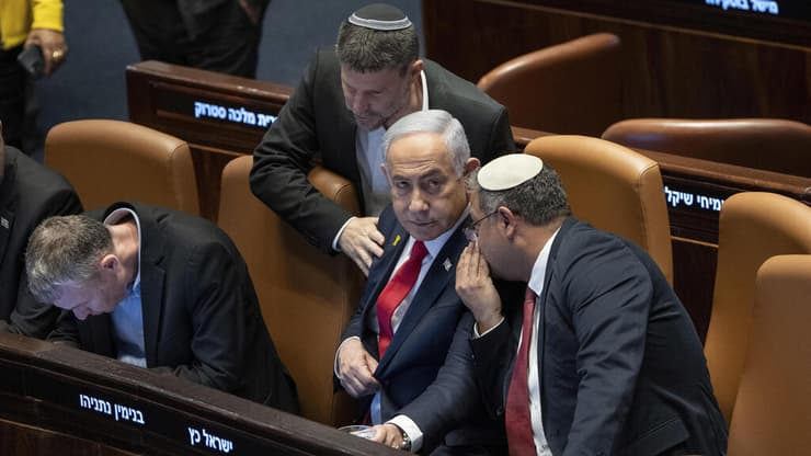 בן גביר וסמוטריץ' לצד נתניהו במליאה (צילום: AP Photo/Ohad Zwigenberg) מליאת הכנסת