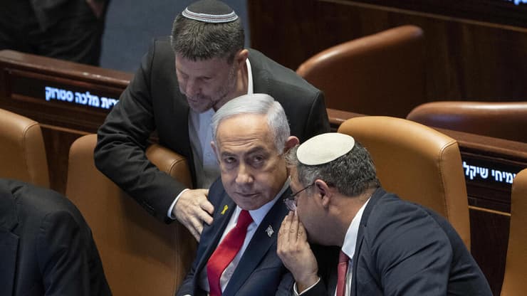 "יש מטרות גלויות ויש סמויות". נתניהו בין סמוטריץ' לבן גביר (צילום: AP Photo/Ohad Zwigenberg) מליאת הכנסת