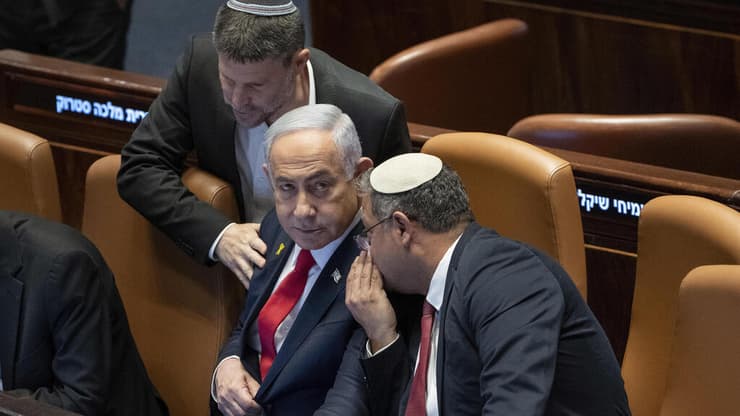 נתניהו לצד השרים סמוטריץ' ובן גביר (צילום: AP Photo/Ohad Zwigenberg) מליאת הכנסת