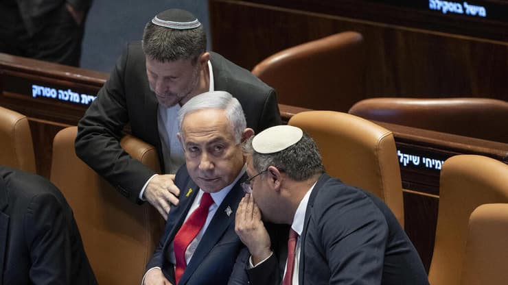 נתניהו לצד בן גביר וסמוטריץ' (צילום: AP Photo/Ohad Zwigenberg) מליאת הכנסת