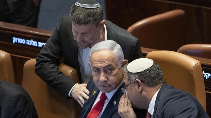 ראשי המפלגות שוחחו על פתיחת מעבר רפיח - לפני השבת גואילי. נתניהו, בן גביר וסמוטריץ' (צילום: AP Photo/Ohad Zwigenberg) מליאת הכנסת